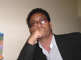 ضيف تحت المجهر/ حوار مع الكاتب والصحافي عزيز باكوش